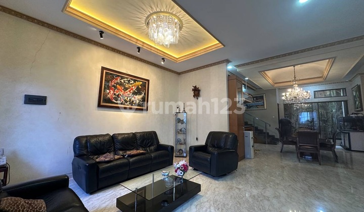 Rumah Kelapa Puan Belakang MKG Jalan 3 Mobil Mewah