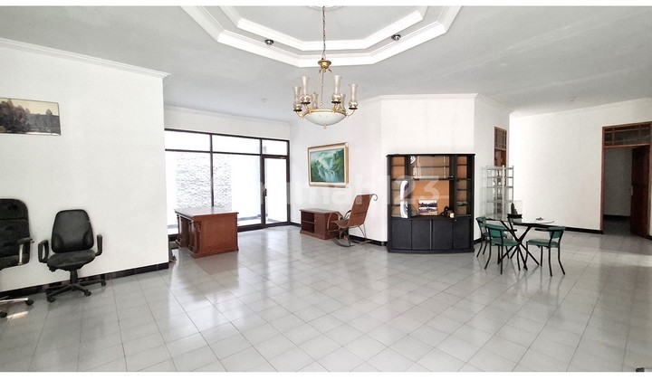 For Sale: Sri Molek Asri House, Comfortable, Well-Maintained, Corner Lot with Pavilion. Strategic Location in the City Center, Traffic-Free, Flood-Free, Comfortable and Beautiful Environment. 2