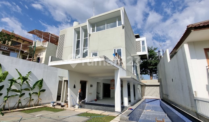 For immediate sale, new luxury resort-style house in Dago Pakar with city view of Bandung, 3-story floating building, swimming pool included, premium materials, negotiable price. 2