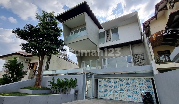 dijual segera rumah lux baru resort dago pakar view kota bandung 3 lantai bangunan mengambang, ada kolam renang, material pilihan harga nego 