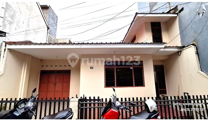 Old maintained house for sale in Central Ancol, suitable for boarding house, office, or residence; centrally located near Ancol Market. 2