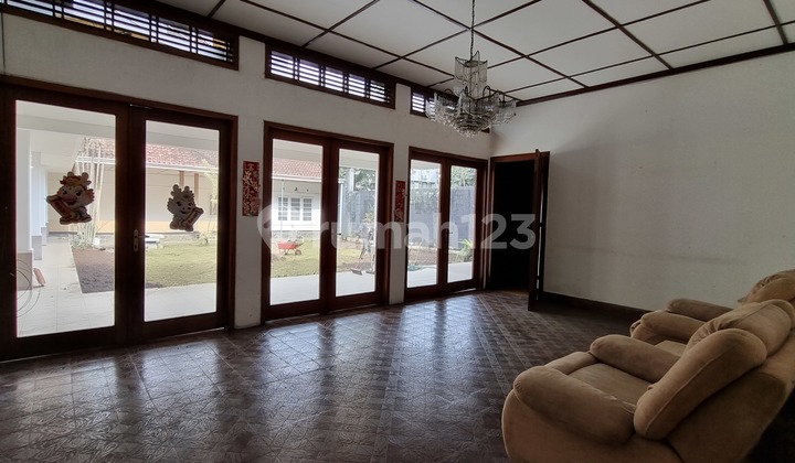 For sale, original Dutch house in Surya Kencana Dago, box-type, materials still original, spacious front and backyard, ready to occupy. 2