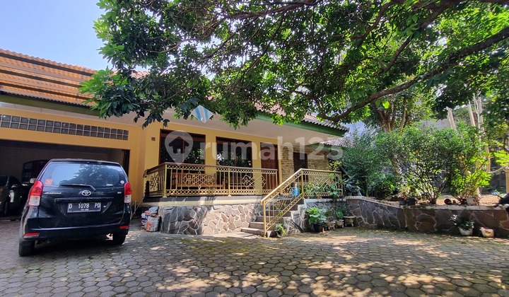 dijual rumah nyaman asri di sukahaji raya gegerkalong hilir pinggir jalan raya kotak hadap timur lebar 30 meter cocok utk usaha, kantor, cafe, resto, klinik lokasi strategis