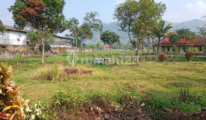 Land for sale with bonus villa building, fish pond, rice fields, roadside location in Limbangan next to Saung Bambu restaurant, strategic location ideal for building a restaurant, rest area, or souvenir center.