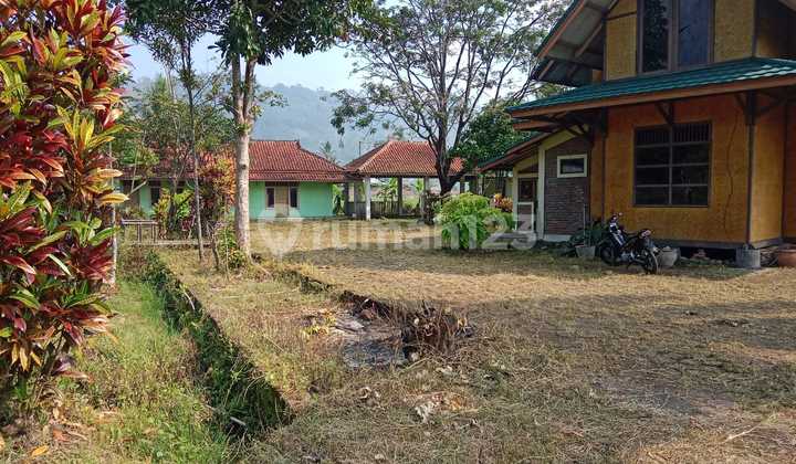 Land for sale with bonus villa building, fish pond, rice fields, roadside location in Limbangan next to Saung Bambu restaurant, strategic location ideal for building a restaurant, rest area, or souvenir center.