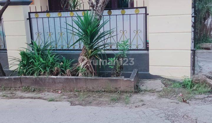 tampak depan dijual rumah hoek wahana pondok