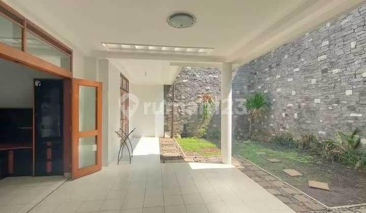 Sewa Rumah Lux 2 Lantai di Sayap Surya Sumantri 2