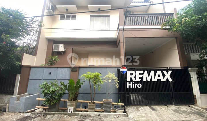 Dijual rumah 2 lantai depan taman di dalam kompleks di daerah Galaxy Bekasi Dijual rumah 2 lantai depan taman di dalam kompleks di daerah Galaxy Bekasi