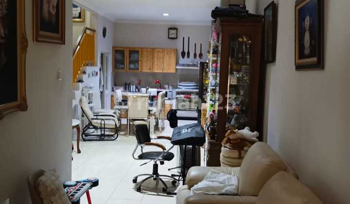 Jual Rumah Cantik Siap Huni 2,5 Lantai Semi Furnish di Kelapa Molek Jual Rumah Cantik Siap Huni 2,5 Lantai Semi Furnish di Kelapa Molek