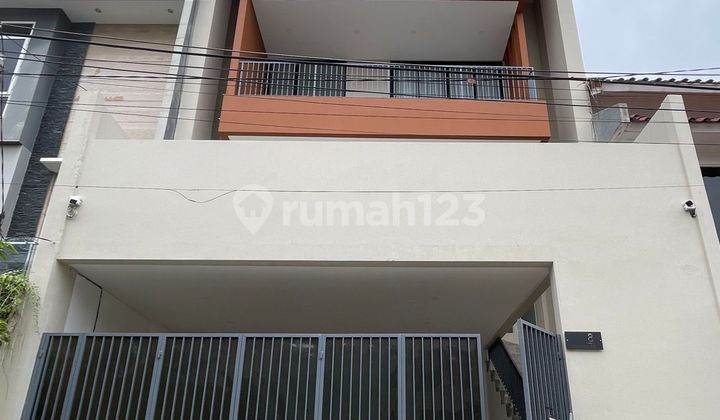 New 4-Story House for Sale, Good and Ready to Occupy in Pulomas, East Jakarta New 4-Story House for Sale, Good and Ready to Occupy in Pulomas, East Jakarta