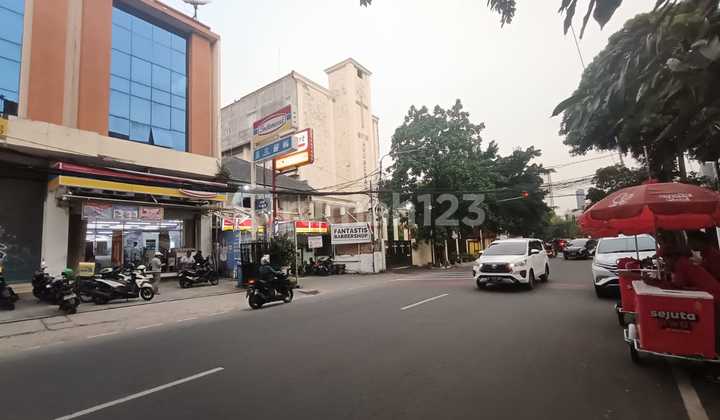 For Rent: Very Strategic Linked Shophouse in Benhil 2