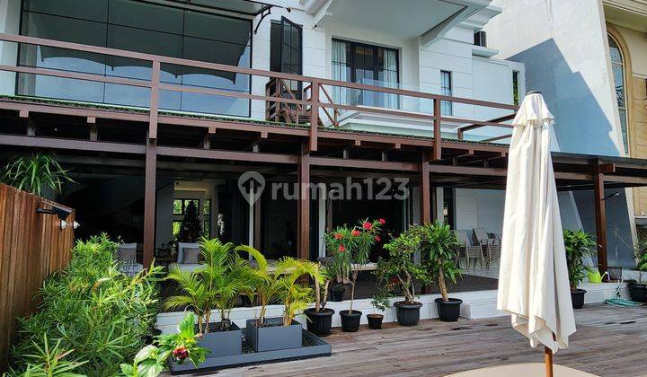 Rumah mewah pinggir pantai  di pantai mutiara Jakarta utara  1