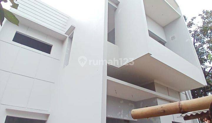 Rumah akses 2 mobil model scandinavian di Cilodong Depok 2