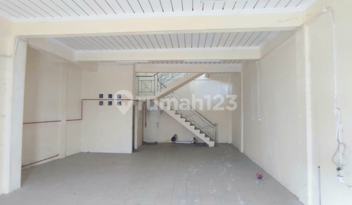 2-Storey Shop House in Central Karangklesem, Strategically Located Near Shopping Districts 2