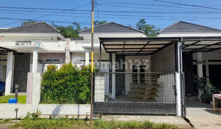 Ready-to-Occupy House in Karangpucung Near Teratai Tower