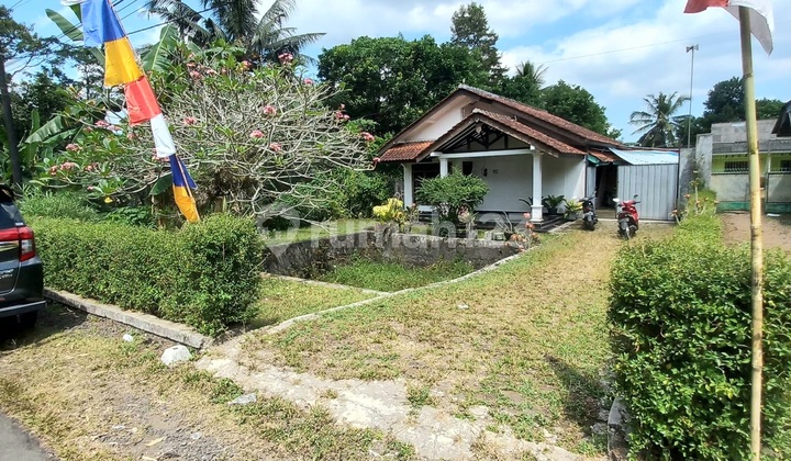 Spacious Yard House in Tambaksogra with Rural Ambiance Near UMP