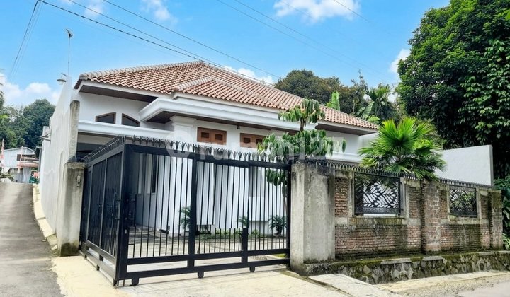 Rumah Klasik Modern di Datar Sumbang Nuansa Pedesaan