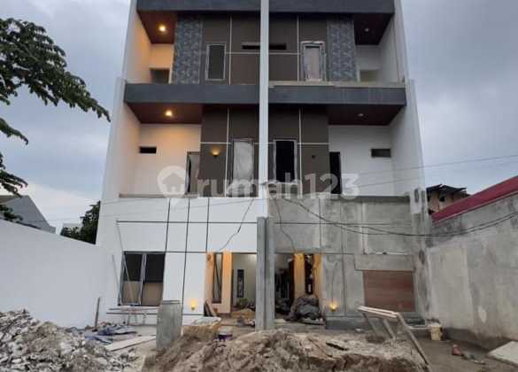 Dijual Rumah Brand New 3 Lantai di Kavling Dki Cendana - Mewah, Minimalis, Strategis di Meruya Kembangan Jakarta Barat
