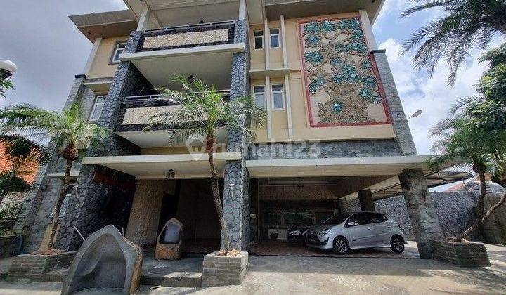 Harga Bagus!! Rumah 3 Lantai Akses Lebar Di Gatot Subroto Barat 1