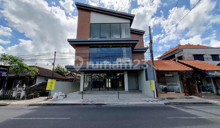 LOKAS PREMIUM!! GEDUNG BESAR 3 Lantai Dekat Seminyak Kerobokan 1