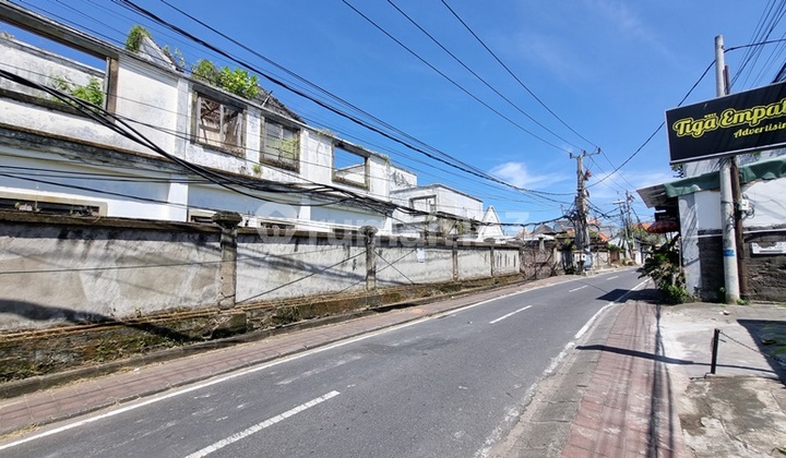 DEKAT SUNSET ROAD!! Tanah 27 Are Komersil LEBAR 78 METER di Plawa