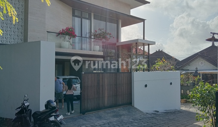 Turun Harga !! Rumah 2 Lt Dekat Living World Peguyangan Denpasar