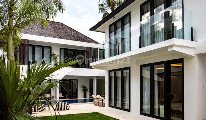 Modern Tropical Style Villa At Canggu Berawa, Bali 1