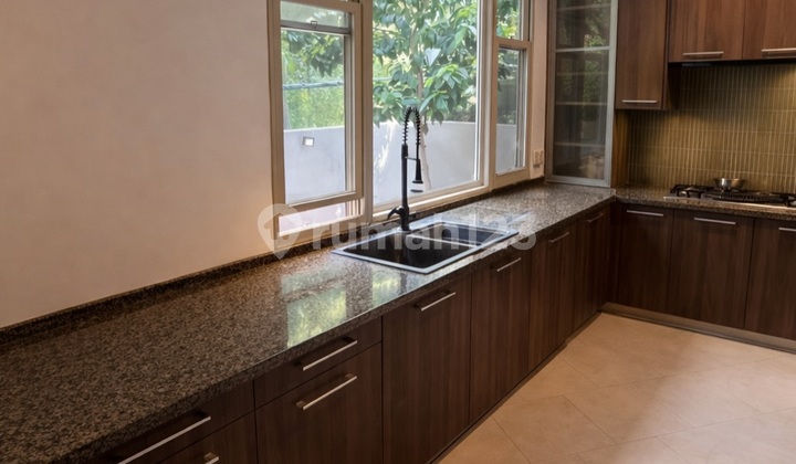 Disewakan Rumah Cantik 4 Lanti Ada Kolam Berenang di Senayan 2