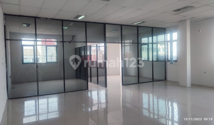 For Sale Beautiful Shophouse, Ready to Occupied, 3 Floors in Radio Dalam 2