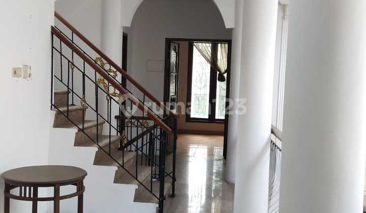 Disewakan Rumah Cantik, 2 Lantai, Strategis Di Menteng 2