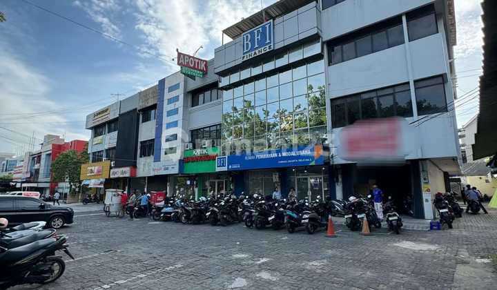 Ruko Cantik 4 Lantai dengan Parkir Luas