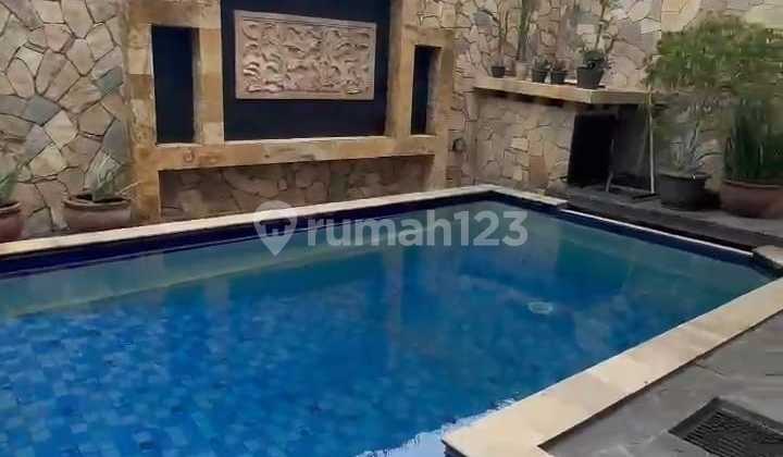 Disewakan Rumah Cantik, 2 Lantai, Pool Di Kebayoran Baru