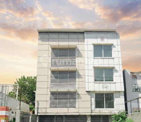 Gedung Empat Lantai Siap Pakai Strategis di Semarang Barat A5159 1