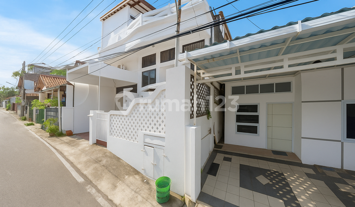 Rumah Tiga Lantai Siap Huni Strategis di Semarang Selatan A4596