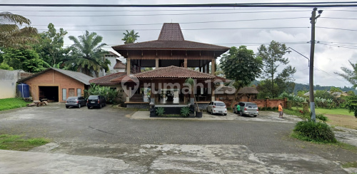 Ready-to-Use Villa and Restaurant, Good Strategic Location in Karang Anyar Ready-to-Use Villa and Restaurant, Good Strategic Location in Karang Anyar
