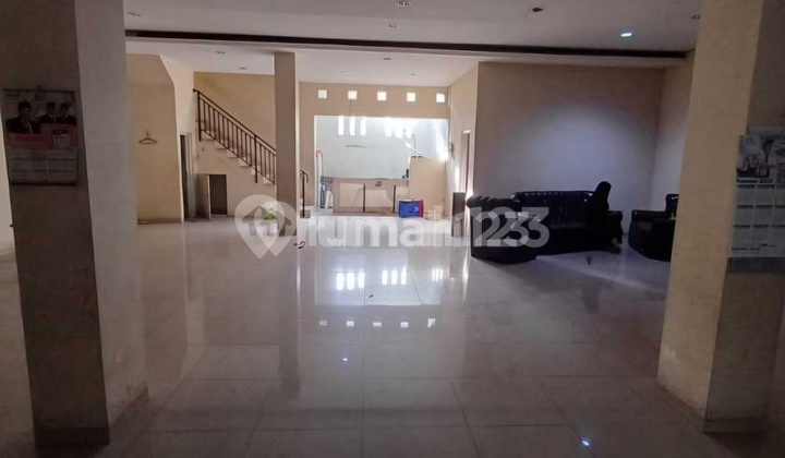 Shophouse in Tomang 3, Attached Shophouse.