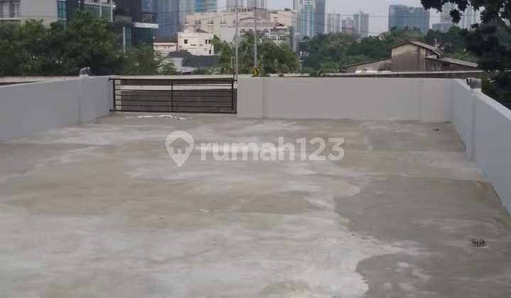 For Rent: Shophouse on Kuningan Street, Setiabudi, South Jakarta. Land size 7x28, building area 420 sqm, 3.5 floors. 3 bathrooms. SHM certificate, 2200W electricity. Road width for 2 cars. Location by the main road. 2