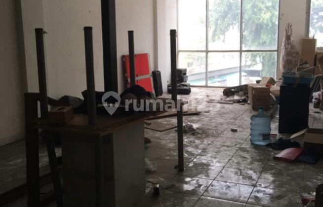 Ruko Pluit by the roadside, ex-cafe.