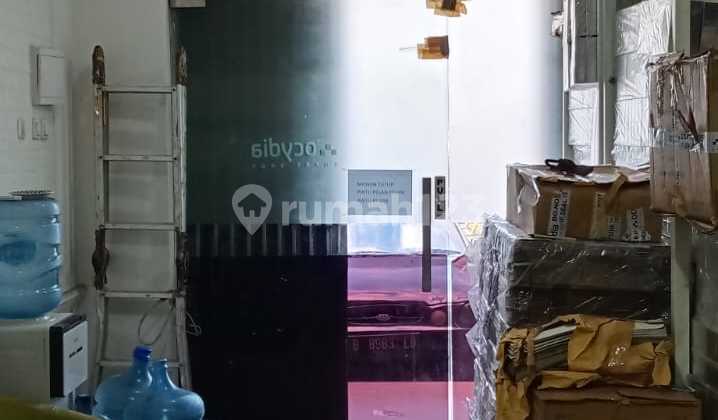 Shop House in Kelapa Gading by the Roadside Shop House in Kelapa Gading by the Roadside