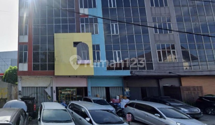 Ruko Pluit by the roadside, ex-cafe. Ruko Pluit by the roadside, ex-cafe.