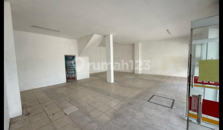 Adjacent Shop Houses in Kapuk, suitable for warehouse use. Adjacent Shop Houses in Kapuk, suitable for warehouse use.