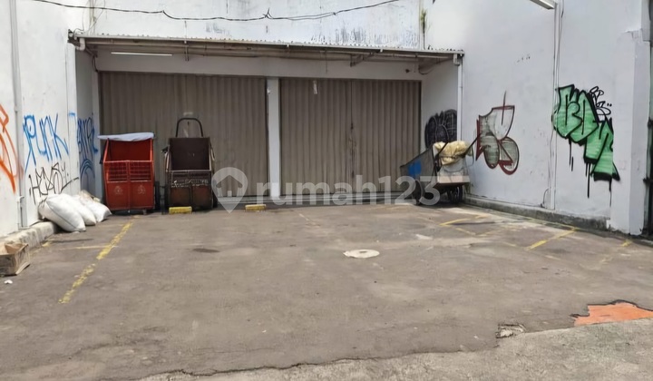 Shop House in Jatinegara, Twin Shop House Shop House in Jatinegara, Twin Shop House