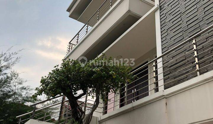 Lokasi Startegis Dijual Rumah Permata Buana, Lt.316m2, Furnished 2