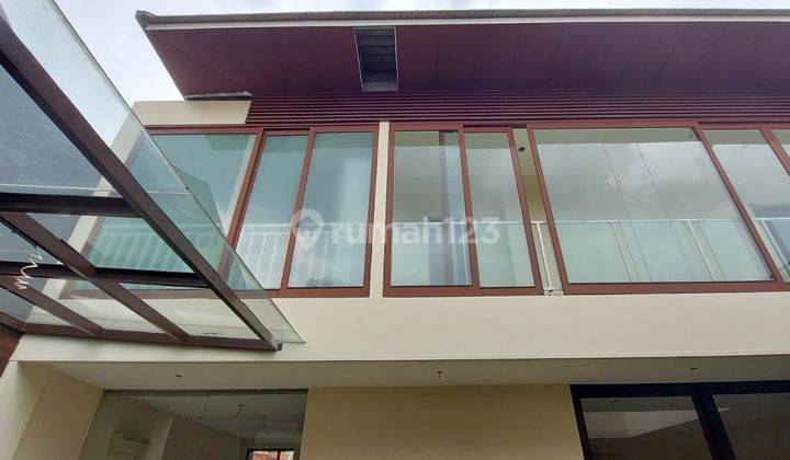 Lokasi Strategis Dijual Rumah Kebon Jeruk, Lt.652m2, 2 Lantai 2