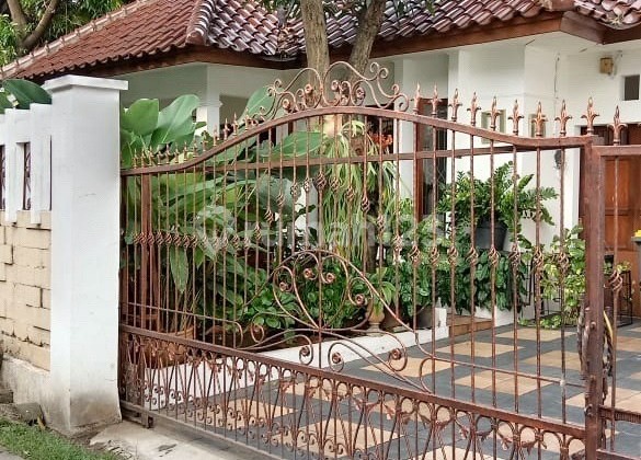 Dijual Rumah Besar Lokasi Strategis di Dekat Stasiun Bintaro