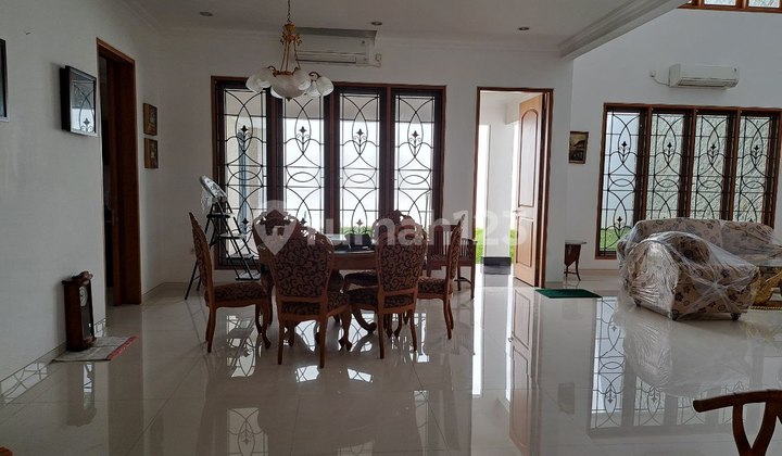 Disewakan Rumah Pakuwon Indah Villa Regency - Full Furnished Baru 2