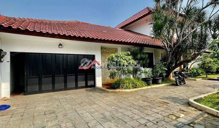 Rumah Modern Klasik Kondisi Terawat di Kemang Jakarta Selatan 2