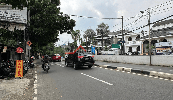 Rumah Lama Zona Komersial Dengan Halaman Luas  1