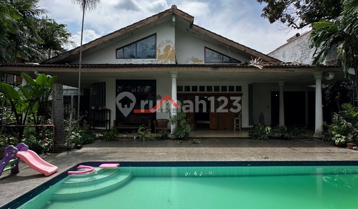 Rumah Lama Halaman Luas Harga Menarik Dekat Mrt