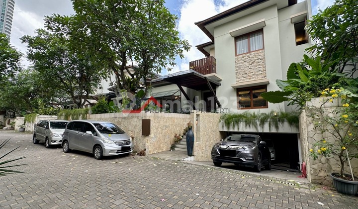 Rumah Tropical Modern Resort Kawasan Elit di Kemang, Jakarta Selatan 2